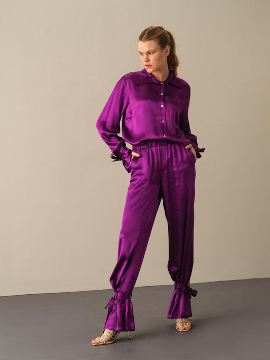 Luxuriöse Damenhose aus violettem Satin mit Knöchelbändern | BF MODA FASHION®